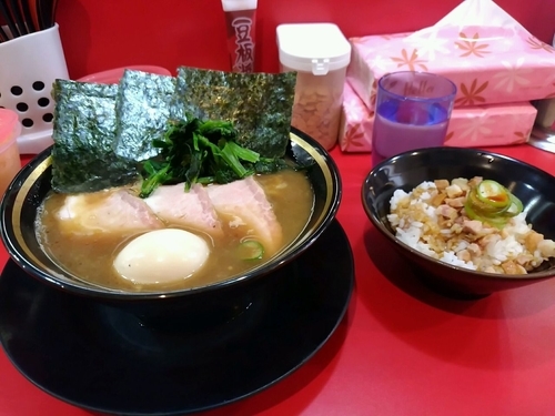 「チャーシュー麺味玉＋賄い飯」@家系ラーメン とらきち家の写真