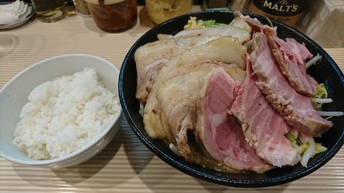 「チャーシュー増し増しニボ五郎（大盛）+ライス」@ラーメン ポール亭の写真