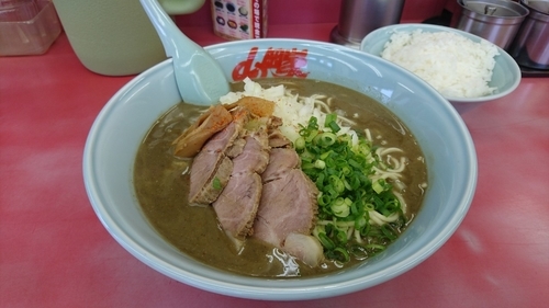 「限定/鬼煮干しラーメン+大盛り+チャーシュー増し+ライス」@ラーメン山岡家 瑞穂店の写真