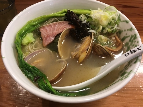 「石田さんのアサリと切り身の焦がしラーメン 潮」@ロ麺ズの写真