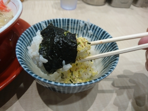 「ラーメン580円＋ライス(無料)＋味玉(ﾗｰﾊﾟｽ)」@替玉千里眼 志木店の写真