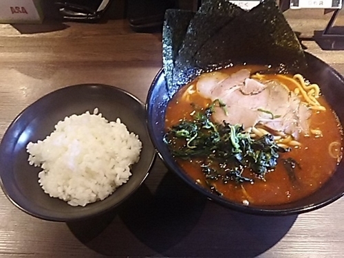 「美辛ラーメン、太麺、2辛、半ライス」@ラーメン 萩原家 藤沢店の写真