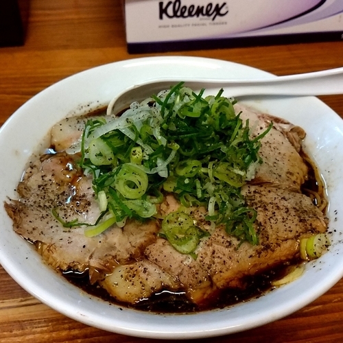 「【限定】肉そばブラック＋ライス」@くじら食堂の写真