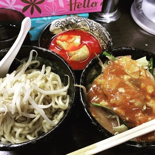 「半ラーメン2個セット【750円】辛玉子【100円】」@元祖旨辛系タンメン 荒木屋の写真