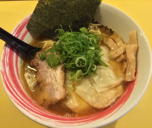 「醤油2番(豚骨鶏)中太麺＋ワンタン3個(￥700＋￥150)」@らーめん研究所の写真