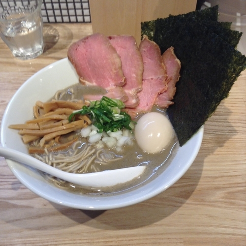 「ずらしの美学？全部のせ煮干し1080円」@らーめん 改の写真