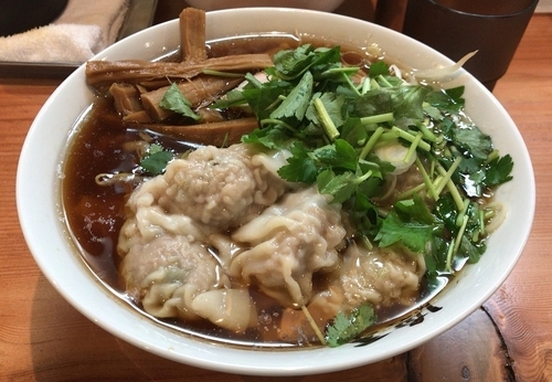 「ワンタンメン(900円)」@俺系らーめん 藤本の写真