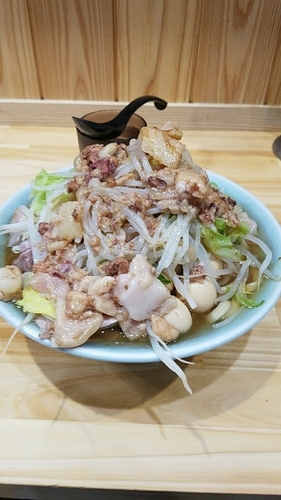 「小ラーメン750円うずら100円アブラマシマシヤサイカラメ」@ラーメン寿々㐂の写真