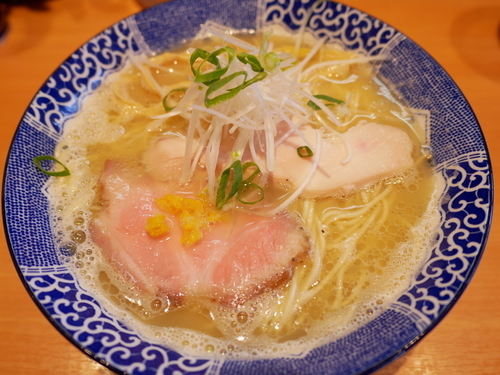 「中華そば（麺140g）白 サービス大盛」@中華そば 虎桜の写真