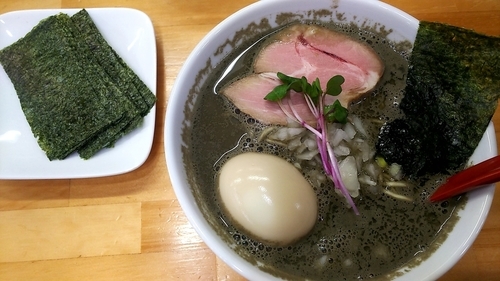 「煮干らーめん【ヤバニボ】味玉 海苔」@めんや天夢の写真