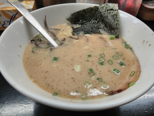 「黒丸ラーメン(とんこつ醤油)＋替え玉(赤玉)」@一番 新狭山店の写真