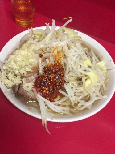 「ラーメン小（ニンニク＋ラー油）700円」@ラーメン二郎 千住大橋駅前店の写真