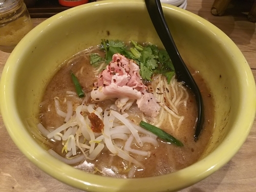 「スパイストンコツソバ」@ソラノイロ トンコツ&キノコの写真