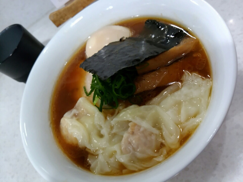 「想いの醤油ラーメン1000円＋金華豚ﾁｬｰｼｭｰ＋ﾜﾝﾀﾝ他」@ラーメン星印の写真