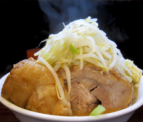 「ラーメン 810円 + 大盛 60円 + 豚（野菜・少し蒜）」@零一弐三の写真