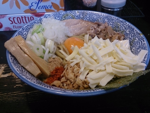 「カレーまぜそば+とろけるチーズ」@狼煙 〜NOROSHI〜の写真