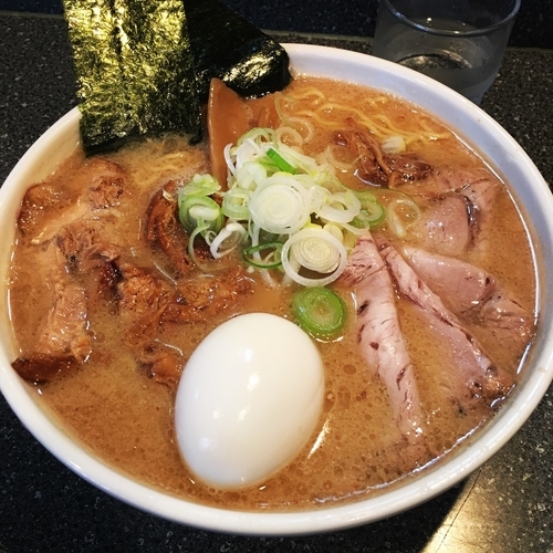 「しょうゆちゃーしゅーめん大盛+味玉」@らーめん 楓の写真