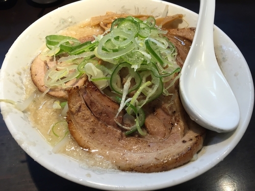 「厚切り炙りチャーシュー醤油ラーメン：1110円」@旨みこってりらーめん 鐵 TETSU 蘇我本店の写真