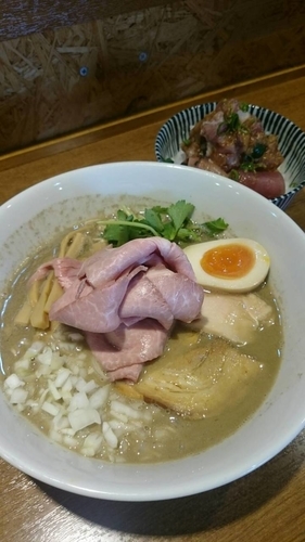 「煮干し特製＋海鮮丼」@寿製麺よしかわ 川越店の写真