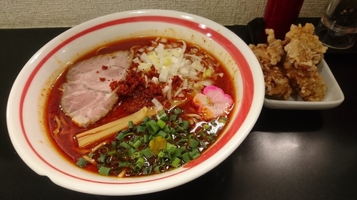 「旨辛らーめん(中辛)＋ミニ揚チキン」@自家製麺SHINの写真