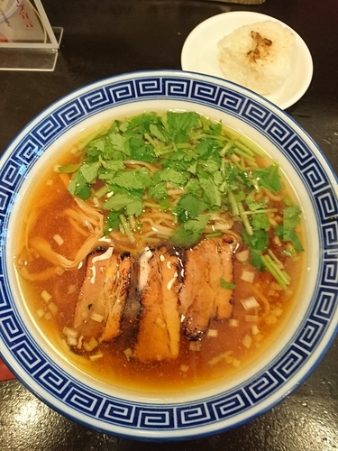 「醤油らあめん(縮れ麺) 730円 こむすび(サービス)」@東京らあめんタワー 芝大門本店の写真