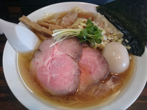 「ワンタン麺＋味玉」@稲荷屋の写真