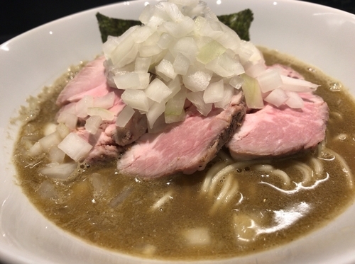 「中華そば(醤油)玉ねぎ増し+あぶらそば(醤油)生卵」@煮干乱舞の写真
