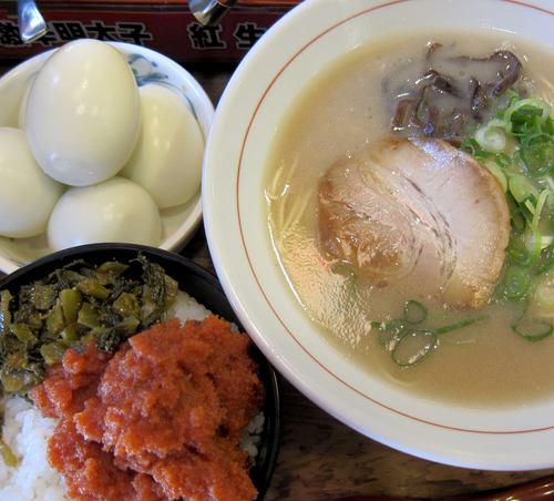 「ふくちゃんらぁめん 680円 + ご飯 210円（ゆで玉子∞」@生粋 博多らぁめんふくちゃん 築地総本店の写真