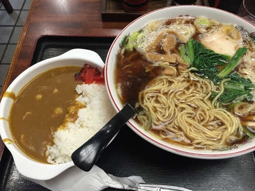 「中華そばと半カレー」@そば処 更科の写真