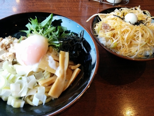 「温玉油そば+ネギチャ丼」@壱角家 春日部店の写真