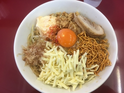 「まぜそば 中 ﾆﾝﾆｸﾇｷ ｱﾄｾﾞﾝﾌﾞ」@ジラフの写真