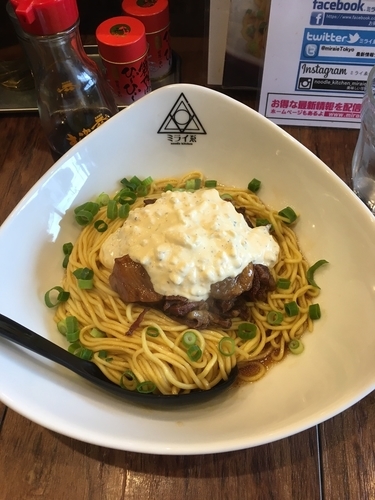 「牛煮込みラーメン800円(タルタル)」@noodle kitchen ミライゑの写真