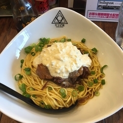 牛煮込みラーメン800円(タルタル)