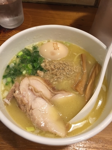 「白鶏ラーメン味玉のせ」@鶏の穴の写真