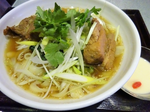 「スペアリブ刀削麺(セルフ3品・杏仁豆腐・ドリンク付)750円」@本格四川料理 刀削麺 川府 神保町店の写真