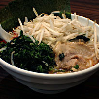 「辛口味噌とんこつ800円＋ほうれん草50円X2＋替玉50円」@麺処 はるたんの写真