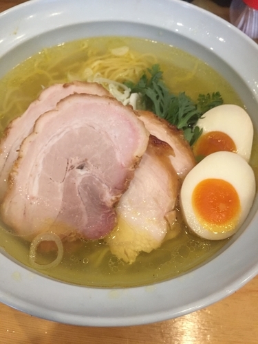 「塩中華そば＋味玉(サービス)」@鶏らーめん  極楽鳥の写真