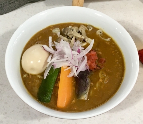 「具沢山spicy咖喱noodle【限定】+味玉」@ラーメン星印の写真