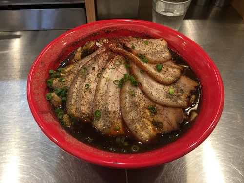 「花・ブラックらーめん」@麺創研 紅 BLACKの写真