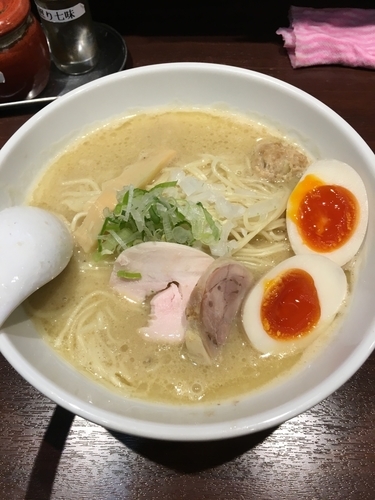 「濃厚鶏塩そば 夕方限定600円+大盛り100円+味玉100円」@濃厚鶏そば 暁月 荻窪店の写真