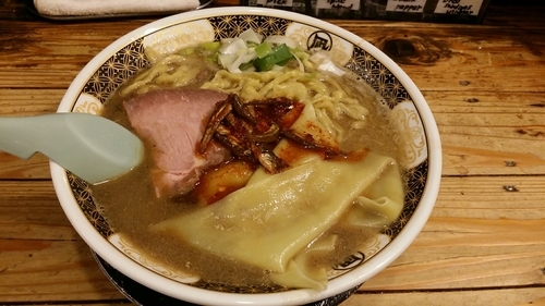 「煮干ラーメン大盛り 850円」@すごい煮干ラーメン凪 新宿ゴールデン街店 本館の写真