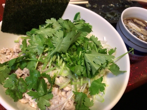 「油担々麺800円+ﾊﾟｸﾁｰ150円」@一条流がんこラーメン系 拉麺居酒屋 AKAMARUの写真