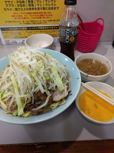 「中ラーメン+生卵（別皿でアブラマシマシ）」@立川マシマシ 足利総本店の写真