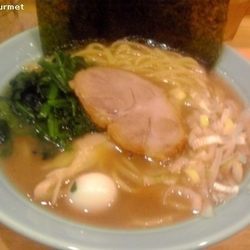 豚骨醤油ラーメン (780円)