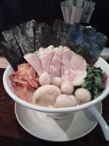 「神盛りラーメン」@横濱家系ラーメン 神山 加美東店の写真