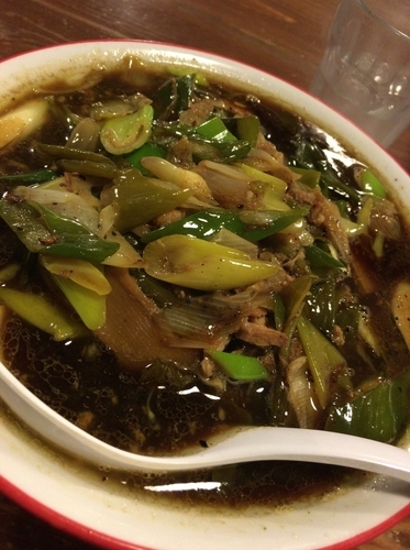 「【限定】ブラックデビルネギらーめん ８００円 ご飯付き」@麺 酒 やまのの写真