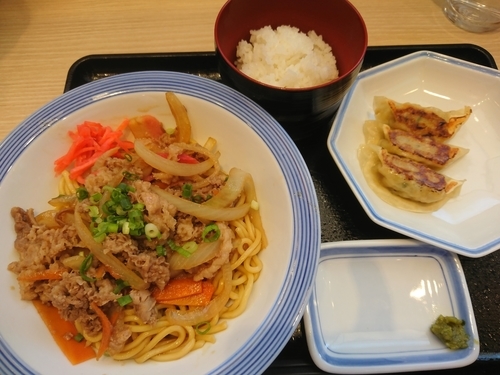 「【限定】牛・がっつりまぜめんスモール630円＋ごはん130円」@リンガーハット emio東久留米店の写真