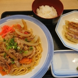 【限定】牛・がっつりまぜめんスモール630円＋ごはん130円