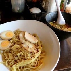 濃厚煮干し辛つけ麺＋玉葱（880円）