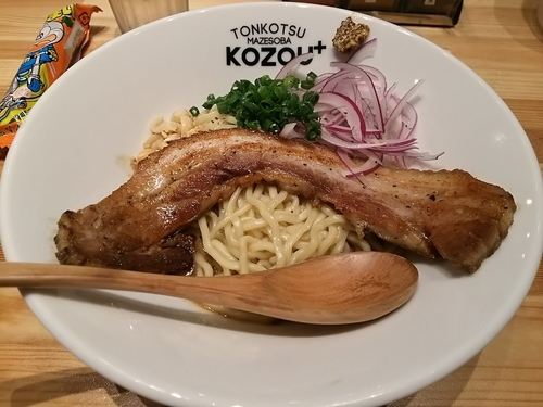 「豚骨まぜそば ＫＩＮＧ ＰＯＲＫ　並（１８０ｇ）　＋うまい棒」@豚骨まぜそばKOZOU＋の写真